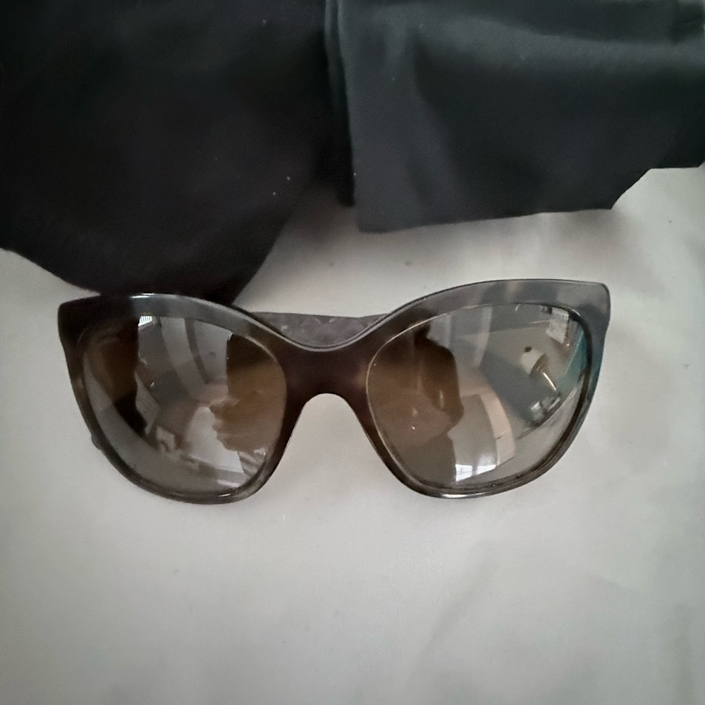 CHANEL Elegant Black Sunglasses